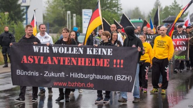 Жители Зуля (Тюрингия) маршируют против домов просителей убежища