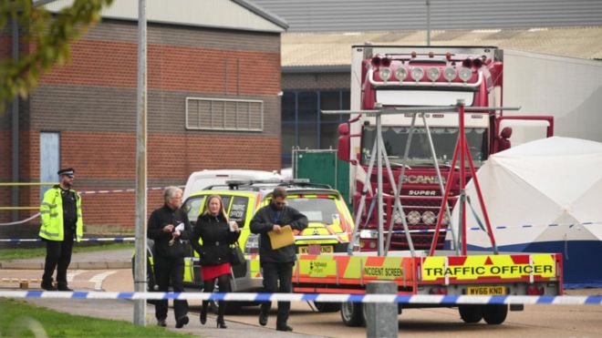 Hiện trường vụ xe tải chở 39 xác người ở Grays, Essex, Anh Quốc