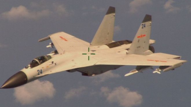 Китайский реактивный истребитель, вид с самолета наблюдения P-8 Poseidon ВМС США в августе 2014 года