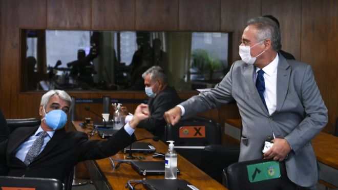 Renan Calheiros cumprimenta petista Humberto Costa