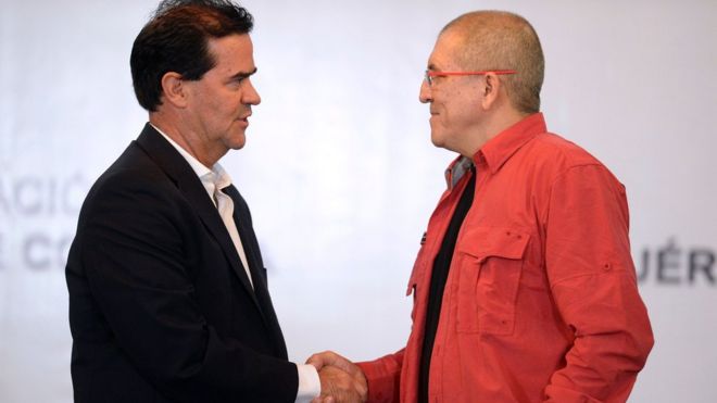 Главные переговорщики колумбийского правительства и левого партизана ELN страны, Фрэнк Перл (слева) и Антонио Гарсия, соответственно, пожимают друг другу руки, когда они начинают мирные переговоры в МИДе в Каракасе 30 марта 2016 года.