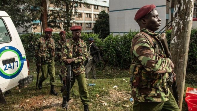 Maafisa wa polisi wakishika doria karibu na hoteli ya DusitD2 muda mfupi baada ya hoteli hiyo kushambuliwa na watu wanaodaiwa kuwa wapigania wa al-shabab siku 11 zilizopita.