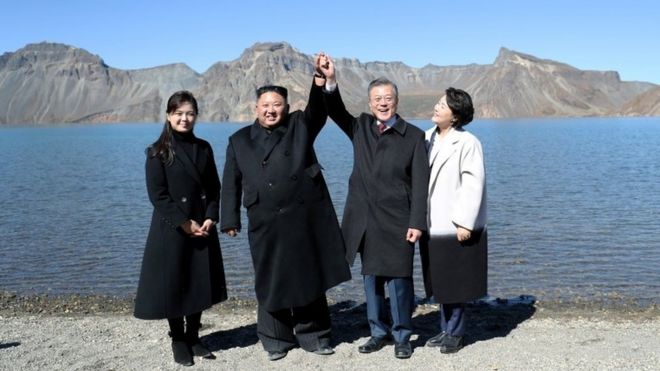 Ким Чен Ын и Мун Чжэ Ин держатся за руки на горе Пэкту в Северной Корее, их жены рядом с ними
