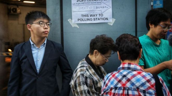 Joshua Wong, nhà hoạt động dân chủ Hong Kong, người bị chính quyền cấm tranh cử, đi bỏ phiếu hôm 24/11/2019