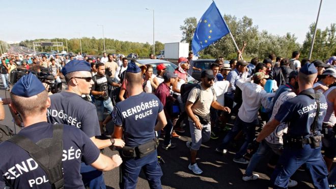 Полиция и мигранты на улице Будаорси в Будапеште (4 сентября 2015 года)