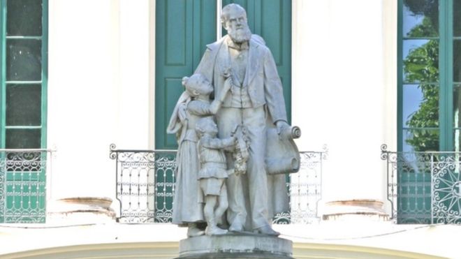 Estátua de Joaquim Pereira Marinho
