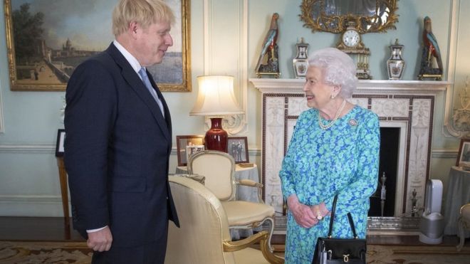 Борис Джонсон сфотографирован с королевой 24 июля в Букингемском дворце, где она пригласила его стать премьер-министром.