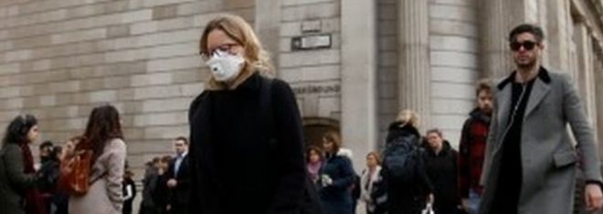Женщина в маске в центре Лондона