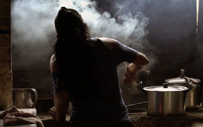 Mujer indígena cocinando