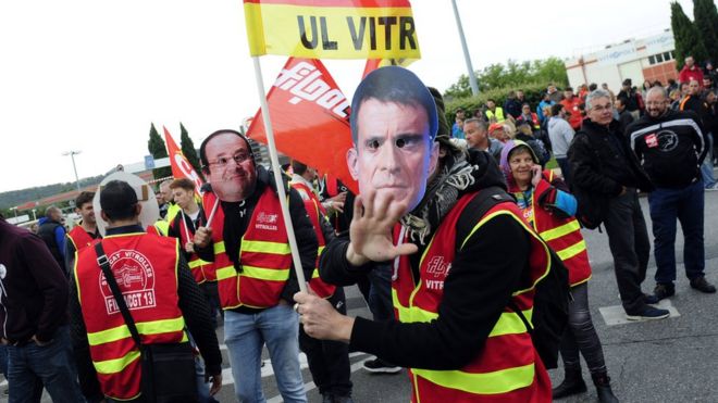 Члены профсоюза носят маски французских лидеров во время протеста в промышленной зоне в Витроль, недалеко от Марселя, 26 мая 2016 года