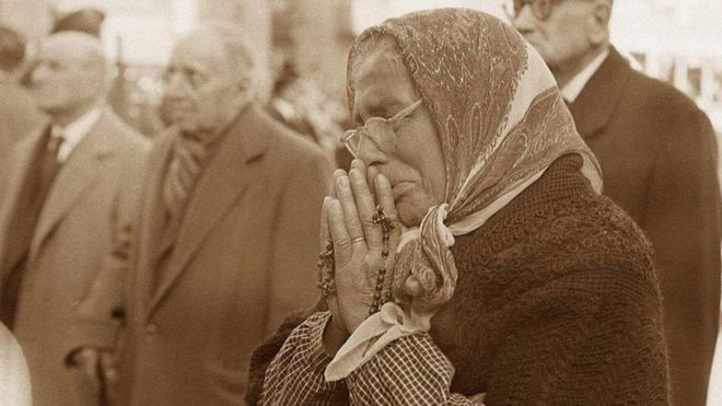 Una mujer rezando