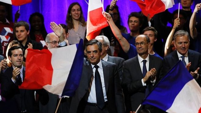 Франсуа Фийон (в центре) с членами Республиканской партии в Париже (25 ноября 2016 года)