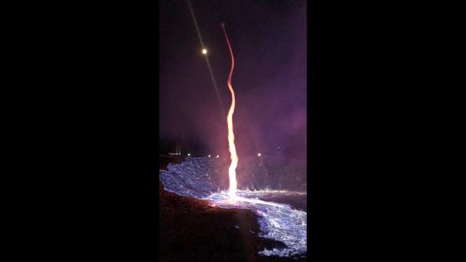 A incrível imagem de fascinante e perigoso incêndio em depósito de enxofre