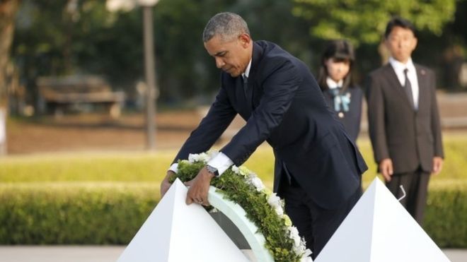 原爆死没者慰霊碑に献花するオバマ米大統領