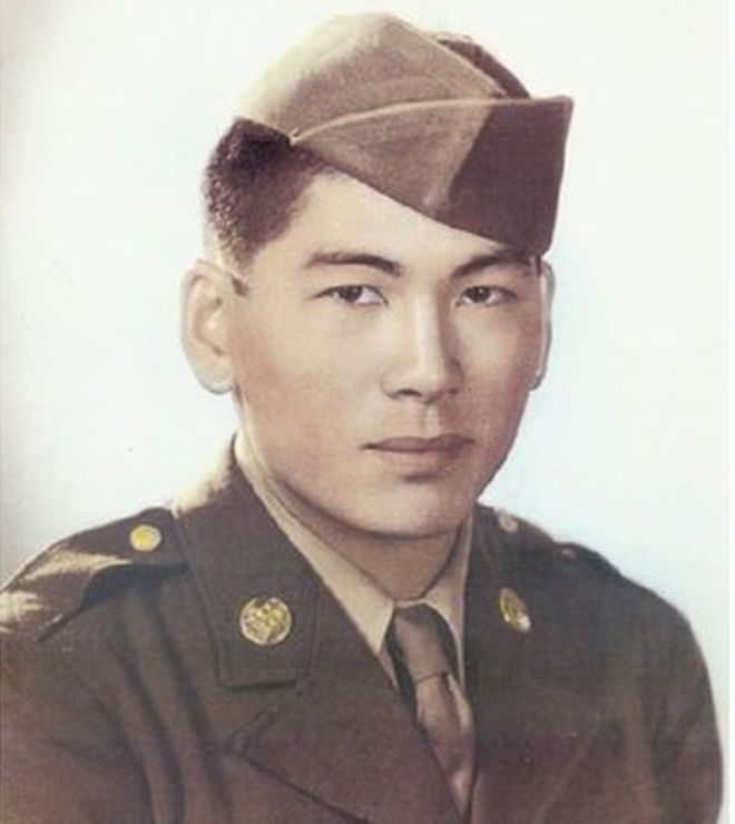 Лоусон Ичиро Сакай сражался за американскую армию в Европе и получил бронзовую звезду, пурпурное сердце и значок боевого пехотинца