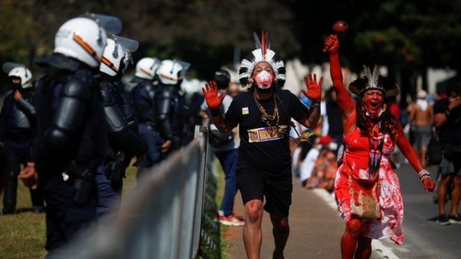 Indígenas protestam e são observados por policiais