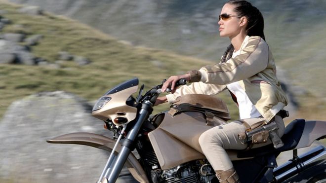 Анджелина Джоли на мотоцикле