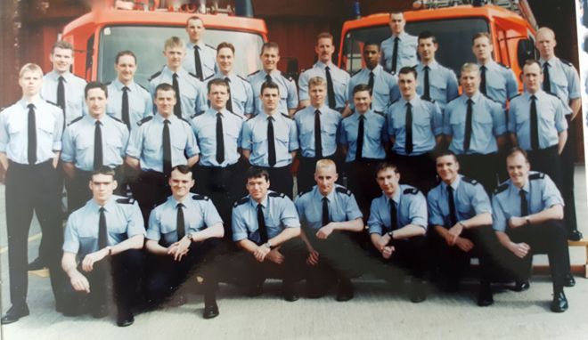 Фил Мерфи, закончивший 12-недельную базовую подготовку пожарного 20 лет назад, второй слева, в первом ряду.