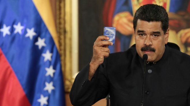 El presidente venezolano Nicolás Maduro empuña la Constitución.