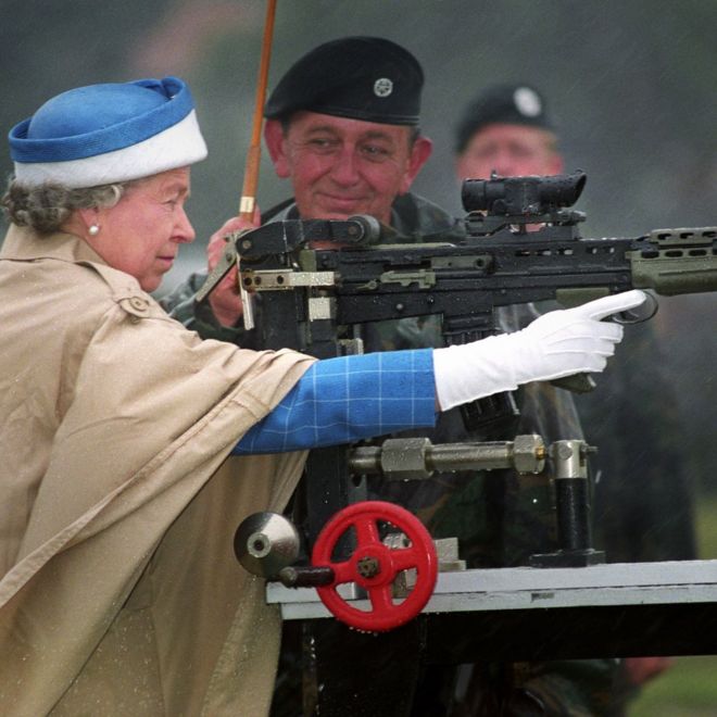 Королева Елизавета II со старшим инструктором стреляет из стандартной винтовки SA 80