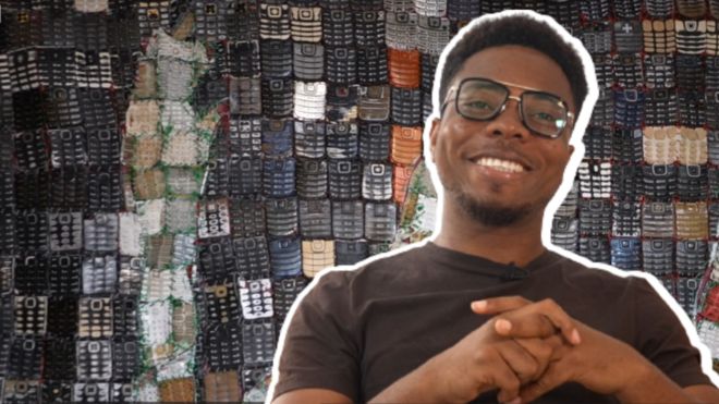 Mounou Koffi, artiste visuel ivoirien fait de l'art à partir des carcasses de téléphones usés.