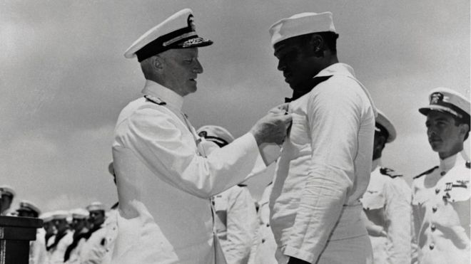 Адмирал Честер Нимиц (слева) вешает военно-морской крест на Дорис Миллер