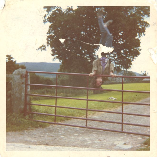 Тони Хитон прыгает с ног на голову через ворота фермы.