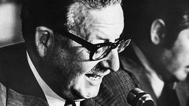 Salvador Allende, presidente de Chile, se niega a dejar su cargo ante la inminencia de un Golpe de Estado.