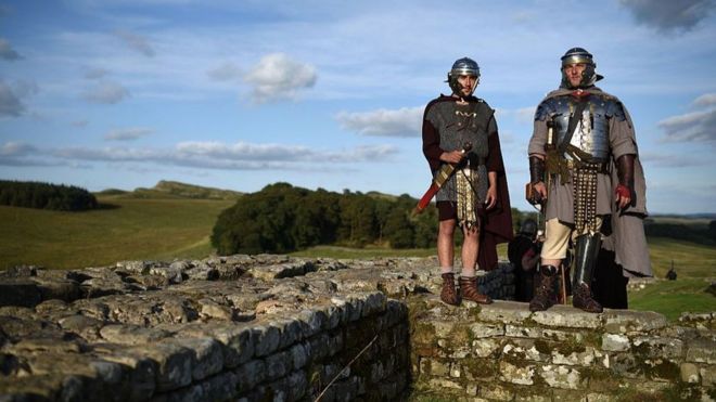 Bức tường thành Hadrian được dựng từ thời La Mã ở phía bắc xứ Anh, nhằm ngăn sự xâm lấn của các bộ tộc phía bắc