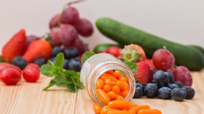 Изображение фруктов и овощей и таблеток