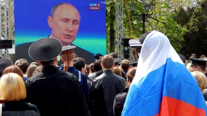 Севастополь, люди слухають виступ Володимира Путіна
