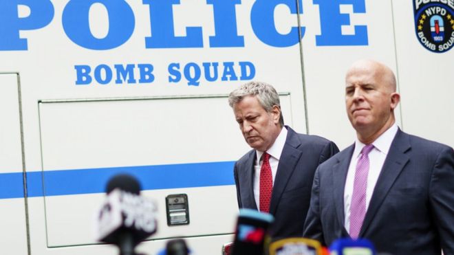 New York Mayor Bill de Blasio (L) and New York Police Commissioner James P. O'Neill arrive for a press conference on 24 October 2018