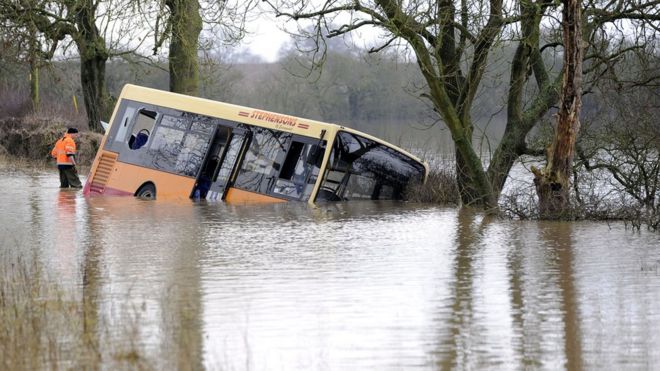 Автобус застрял в паводковой воде к северу от Йорка