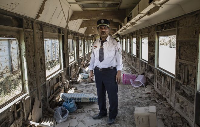 Ali al Karkhi en uno de los trenes saqueados