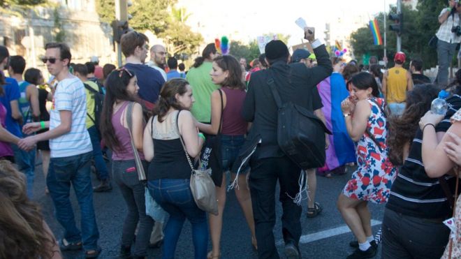 Ультраортодоксальный еврей нападает на людей с ножом во время гей-парада Четверг, 30 июля 2015 г.
