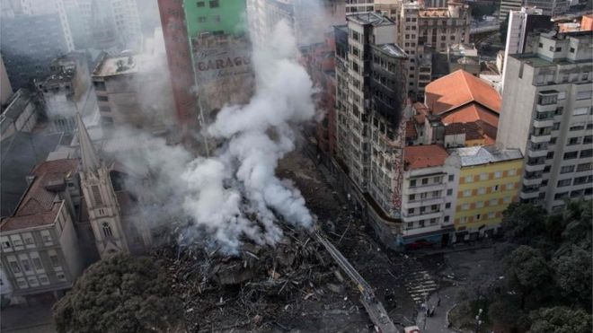 Пожарные работают по тушению пожара в здании, которое рухнуло после возгорания в Сан-Паулу, Бразилия, 1 мая 2018 года