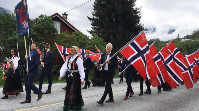 مسيرة احتفالية في اليوم الوطني للنرويج