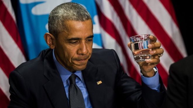 Обама пьет воду во Флинте