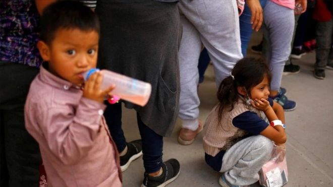 Migrant children wait to enter a temporary shelter in Ciudad Juárez, Mexico. Photo: 5 April 2021