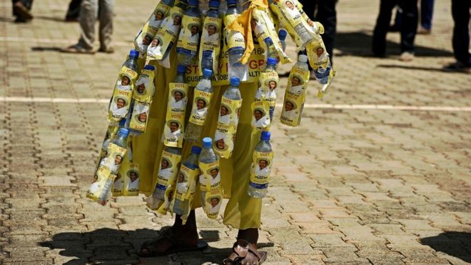 Юбка про-Мусевени из бутылки с водой на предвыборном митинге, Уганда -
