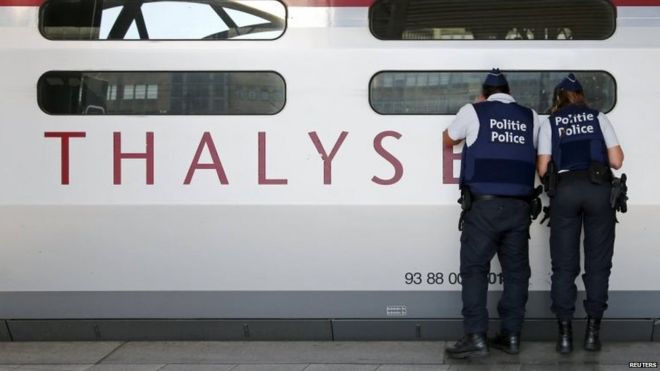 Бельгийские полицейские осматривают скоростной поезд Thalys в Брюсселе (22 августа 2015 года)