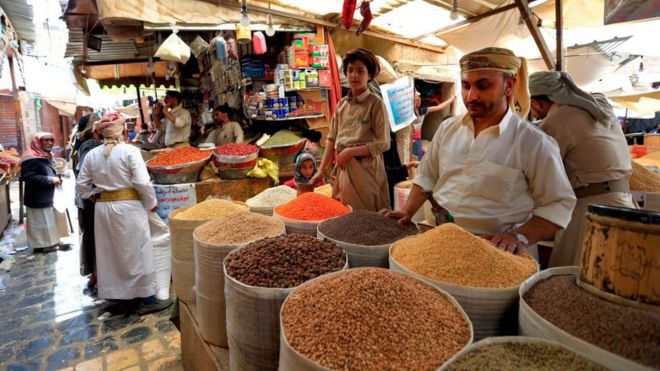 بائع يمني يعرض البهارات في سوق في المدينة القديمة في العاصمة اليمنية صنعاء