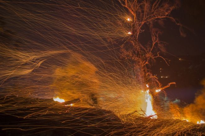 Сильный ветер дует углями на Томас Файер в декабре 2017 года в Монтесито, штат Калифорния