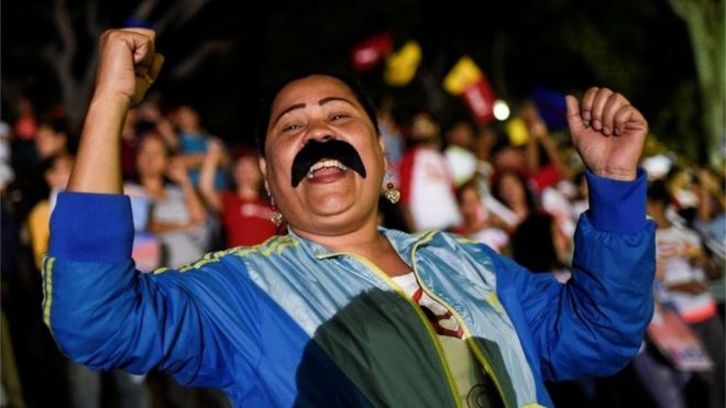 Сторонники президента Венесуэлы Николаса Мадуро празднуют после того, как Национальный избирательный совет (CNE) объявил результаты голосования в день выборов в Венесуэле, 20 мая 2018 года в Каракасе.