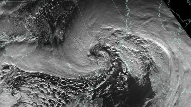 Метеорологическая служба опубликовала спутниковое изображение, показывающее шторм Гертруду, проходящий к северу от Шетландских островов