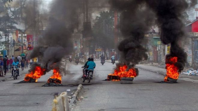 Протестующие блокируют улицы, ведущие к дому президента Гаити Жовенеля Моиза, во время нового дня протестов в Порт-о-Пренсе, Гаити, 24 февраля 2020 года.
