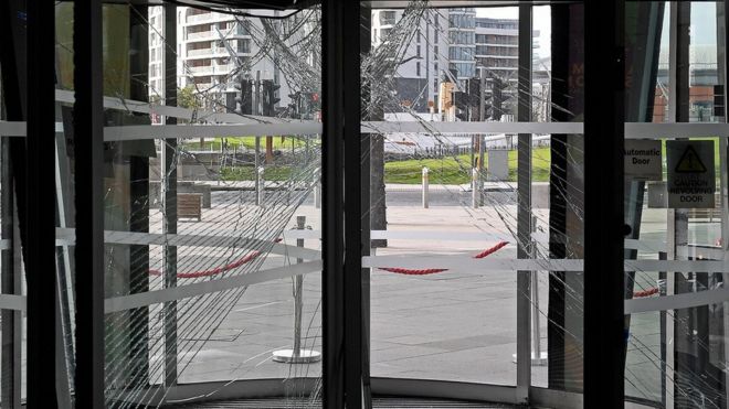 Повреждение дверей Титанического музея в Белфасте