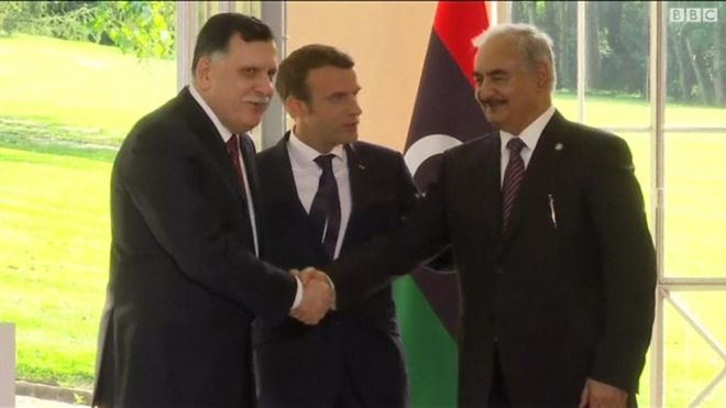 قائد الجيش الوطني الليبي خليفة حفتر (يمين) ورئيس الوزراء فايز السراج (يسار) و الرئيس الفرنسي إيمانويل ماكرون