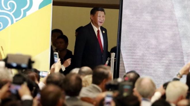 Президент Китая Си Цзиньпин (C) прибывает, чтобы выступить в последний день саммита АТЭС перед саммитом лидеров Азиатско-Тихоокеанского экономического сотрудничества (АТЭС) в Дананге, Вьетнам, 10 ноября 2017 года