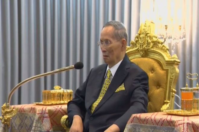 Король Таиланда Bhumibol Adulyadej замечен на церемонии в Бангкоке, Таиланд, 14 декабря 2015 года, на этом неподвижном изображении, снятом с тайского видео TV Pool.